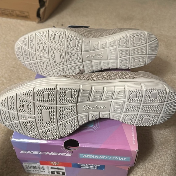 Skechers memory foam knit sneaker scallop edge - Picture 14 of 16